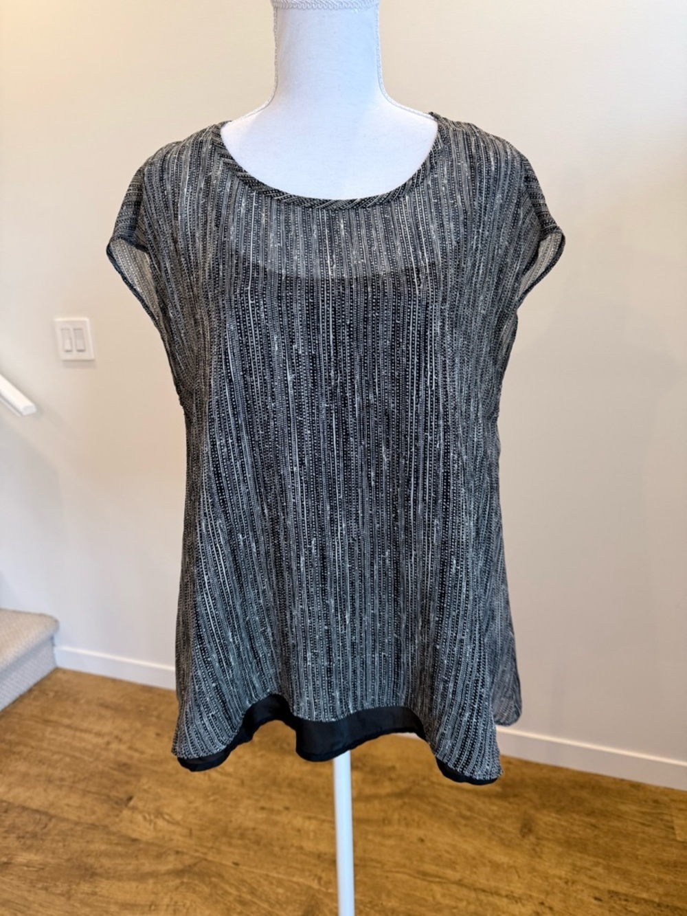 Eileen Fisher Short Sleeve Top 100% Silk size XS Business Casual Closet Staple